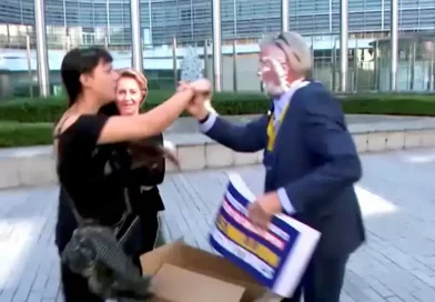 Tort în față: Michael O’Leary, de la Ryanair, lovit de activiștii de mediu la Bruxelles